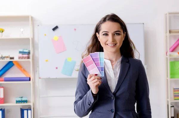 Joven diseñadora femenina trabajando en la oficina — Foto de Stock