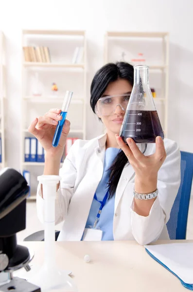 Química femenina trabajando en el laboratorio —  Fotos de Stock