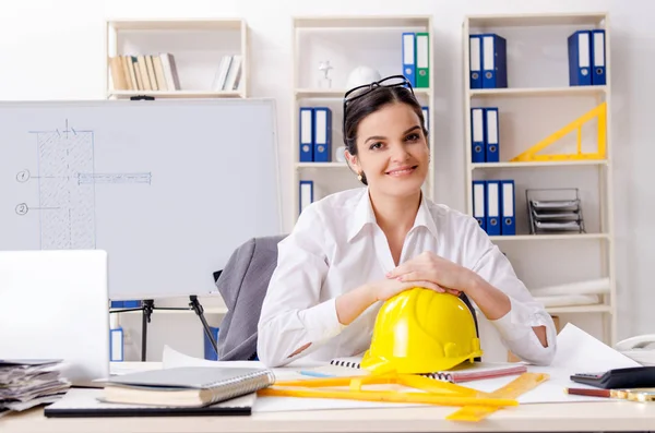 Arsitek wanita yang bekerja di kantor — Stok Foto