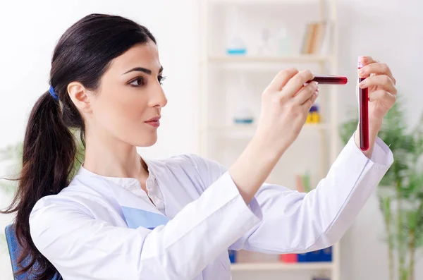 Giovane chimica femminile che lavora in laboratorio — Foto Stock