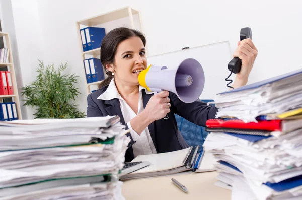 Funcionário feminino com muito trabalho no escritório — Fotografia de Stock