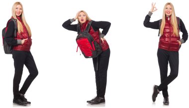 Sırt çantalı genç bir kadın bembeyaz