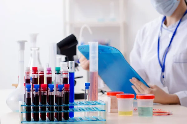 Young female chemist working in the lab — Stock Photo, Image