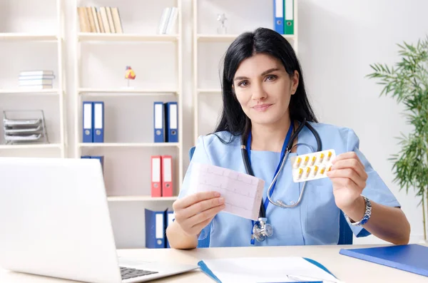 Kardiologin arbeitet in der Klinik — Stockfoto