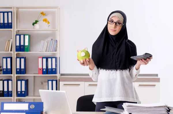 Mitarbeiterin im Hidschab bei der Arbeit im Büro — Stockfoto