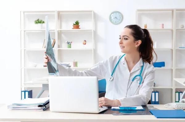 Young female doctor radiologist working in the clinic — Stock Photo, Image