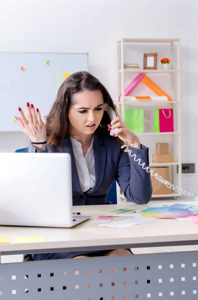 Jovem designer feminina trabalhando no escritório — Fotografia de Stock