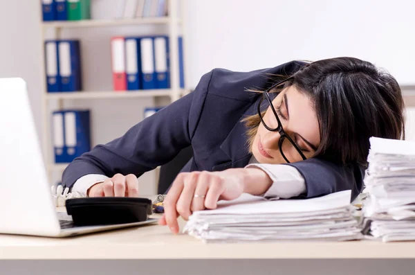 Ofiste uyuyan genç kadın işçiye — Stok fotoğraf