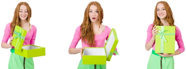 Bella donna in gonna verde con scatola regalo — Foto Stock