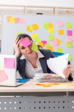 Çelişkili öncelik kavramında genç bayan çalışan