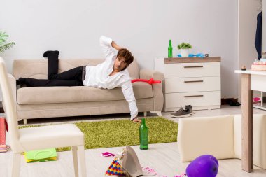 Genç adam akşamdan sonra parti