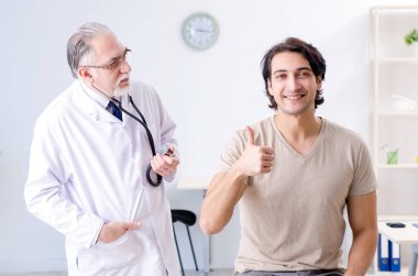 Genç erkek hasta ziyaret eski doktor