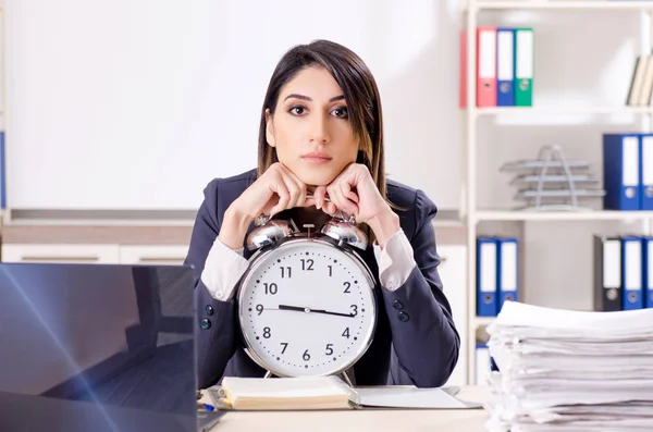 Giovane dipendente donna nel concetto di gestione del tempo — Foto Stock