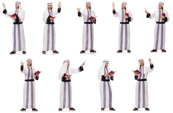 Homem árabe com Corão isolado em branco — Fotografia de Stock