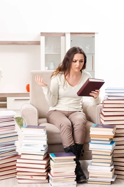 Giovane studentessa che si prepara per gli esami a casa — Foto Stock