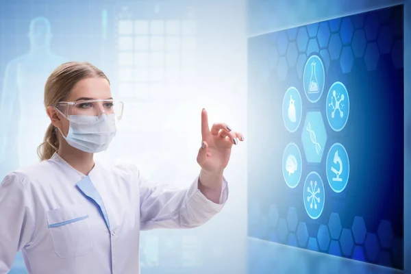 Kvinna läkare i telemedicin koncept att trycka på pekskärmen — Stockfoto