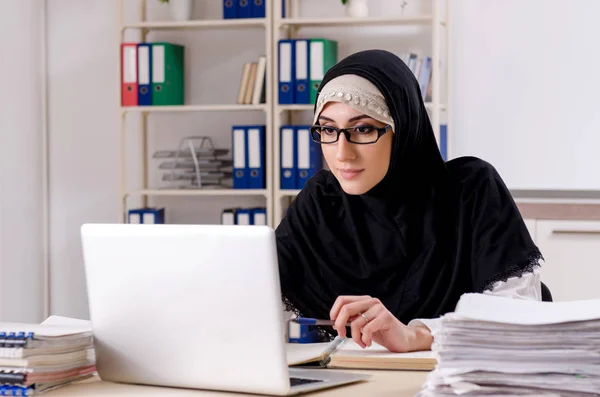 Empleada en hijab trabajando en la oficina —  Fotos de Stock