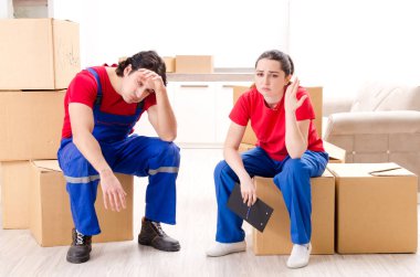 Profesyonel nakliyeciler evde yer değiştiriyor.