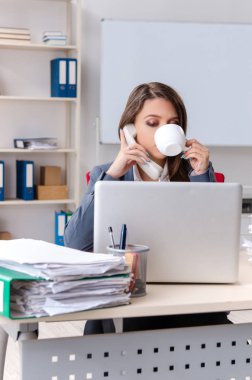 Güzel kadın işçiye aşırı çalışma ile mutsuz