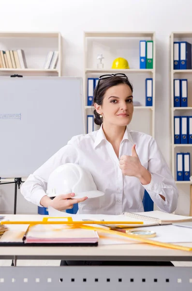 Female architect working in the office — Stock Photo, Image