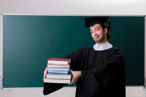 Studente laureato di fronte a bordo verde — Foto Stock