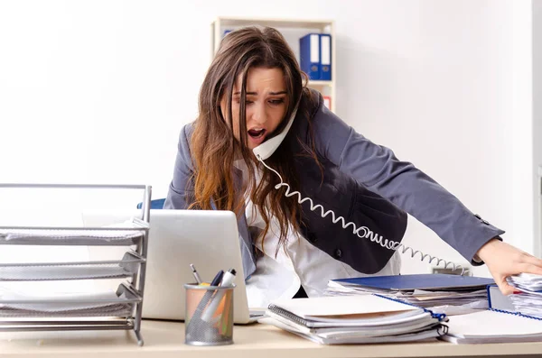 Giovane dipendente donna infelice con il lavoro eccessivo — Foto Stock