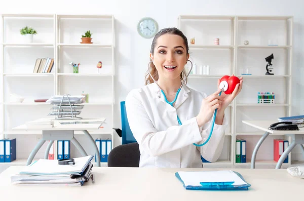 Junge Ärztin Kardiologin arbeitet in der Klinik — Stockfoto