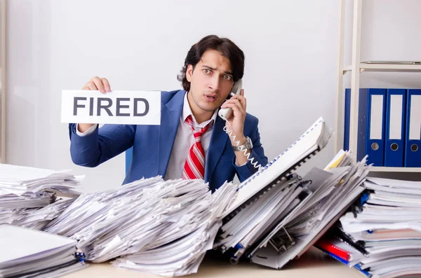 Jungunternehmer unzufrieden mit exzessiver Arbeit — Stockfoto