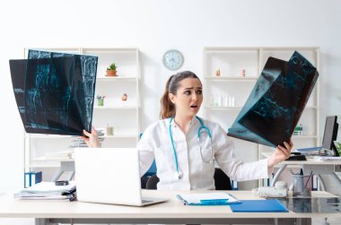 Klinikte çalışan genç bayan radyoloji uzmanı.