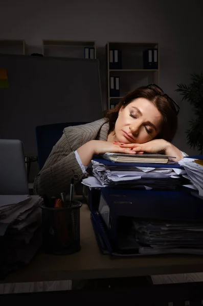 Dipendente femminile che soffre di lavoro eccessivo — Foto Stock