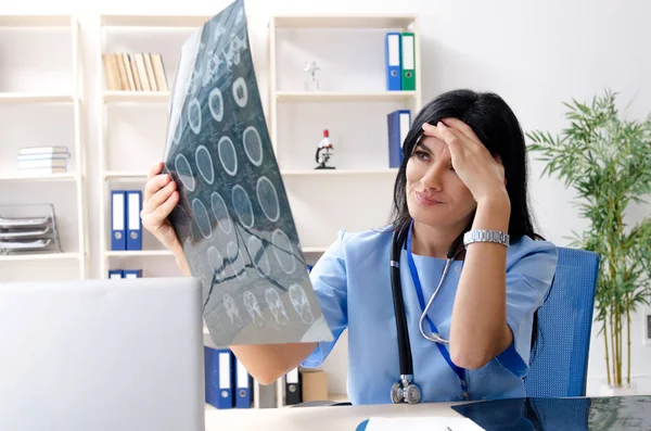 Klinikte çalışan kadın doktor radyolog — Stok fotoğraf