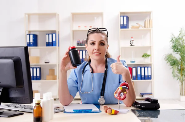 Médecin cardiologue féminine travaillant à la clinique — Photo