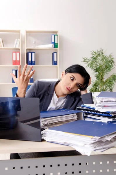 Donna d'affari di mezza età infelice con il lavoro eccessivo — Foto Stock