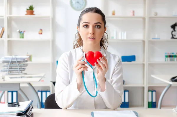Young female doctor cardiologist working in the clinic — Stock Photo, Image