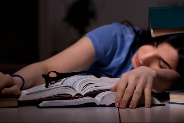 Jovem estudante se preparando para exames à noite — Fotografia de Stock