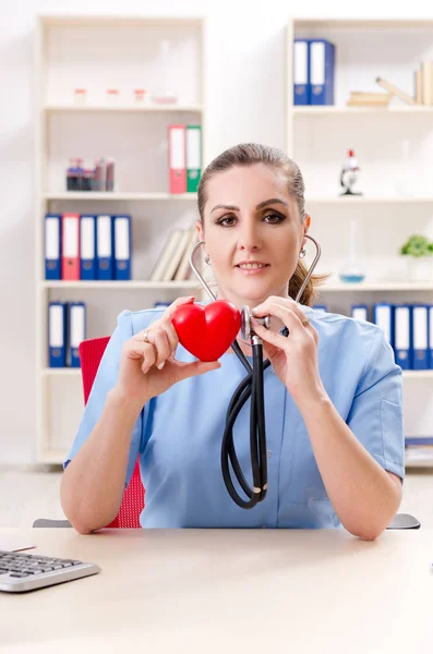 Vrouwelijke cardioloog werkzaam in de kliniek — Stockfoto