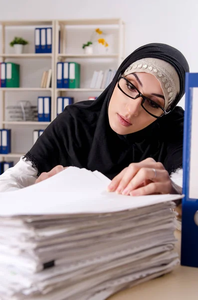 Vrouwelijke werknemer in hijab op kantoor — Stockfoto