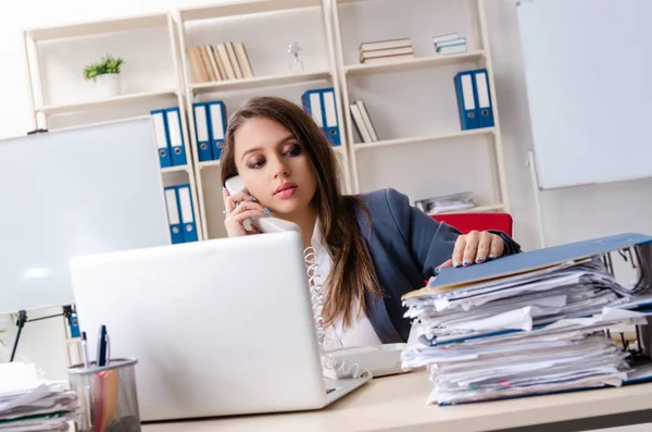 Bella dipendente donna infelice con il lavoro eccessivo — Foto Stock