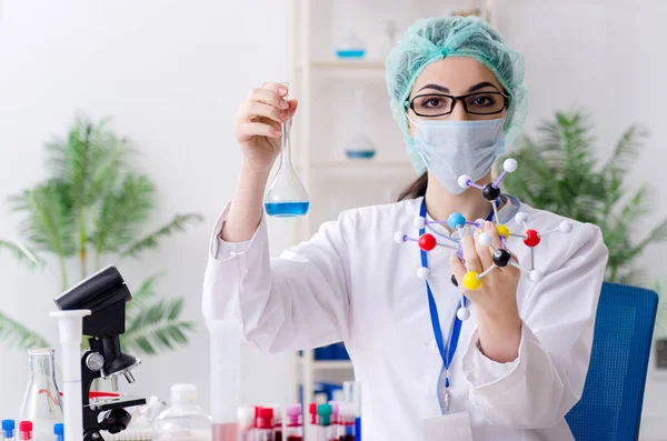 Mladá chemička pracující v laboratoři — Stock fotografie