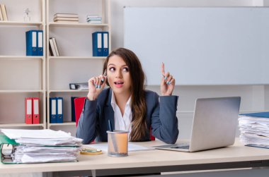 Güzel kadın işçiye aşırı çalışma ile mutsuz