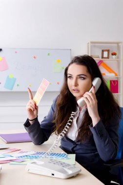 Ofiste çalışan genç kadın tasarımcı