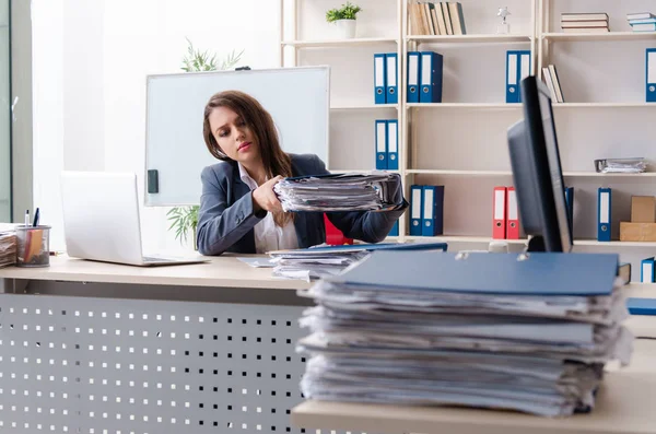 Hermosa empleada infeliz con el trabajo excesivo — Foto de Stock