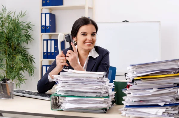 Vrouwelijke werknemer met te veel werk in het kantoor — Stockfoto