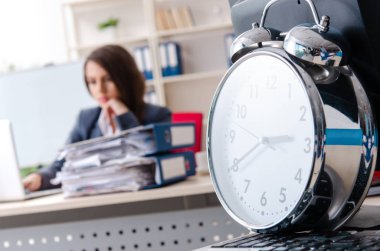 Güzel kadın işçiye aşırı çalışma ile mutsuz