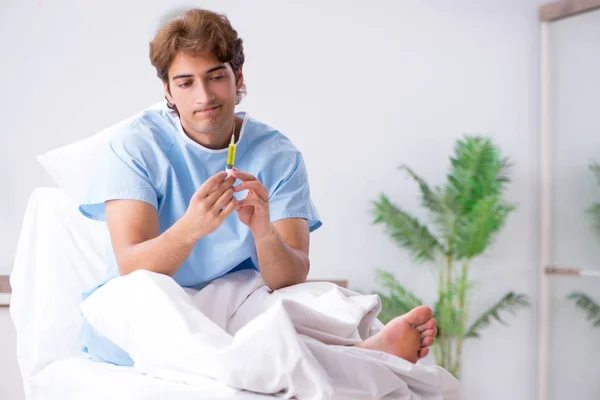 Jeune homme couché sur le canapé à l'hôpital — Photo