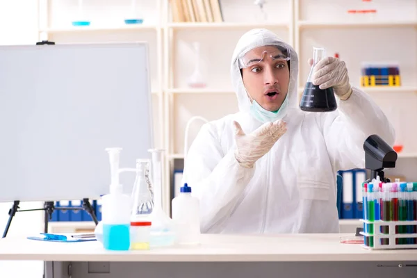 Jonge knappe chemicus die in het lab werkt — Stockfoto