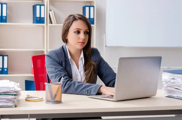 Bela funcionária infeliz com excesso de trabalho — Fotografia de Stock