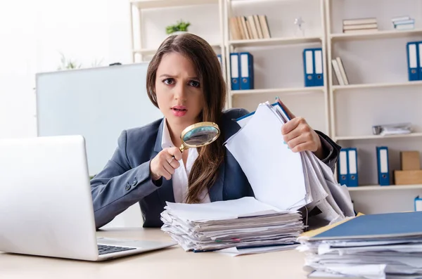 Beautiful female employee unhappy with excessive work — Stock Photo, Image