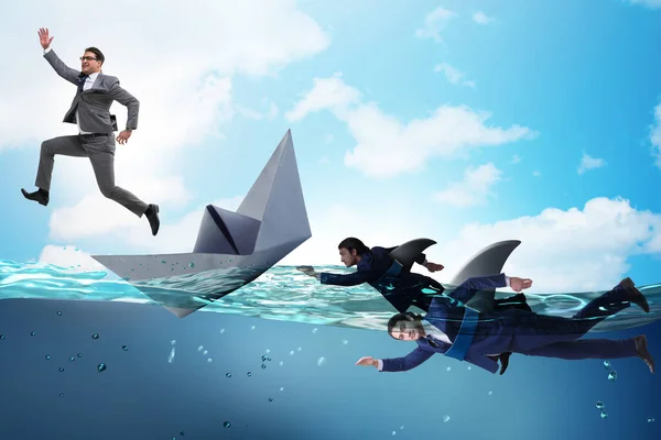 Affärsmän i konkurrens koncept med haj — Stockfoto