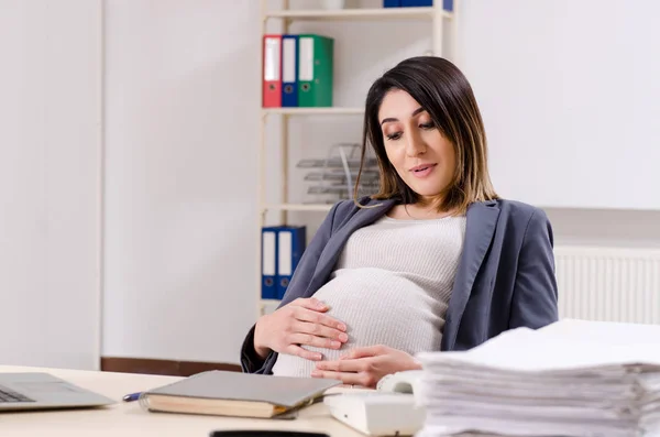 Mladá těhotná zaměstnankyně pracující v kanceláři — Stock fotografie